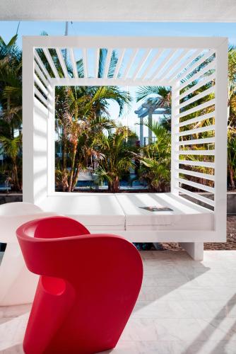 Suite con terraza del hotel Marina Suites. Foto 4