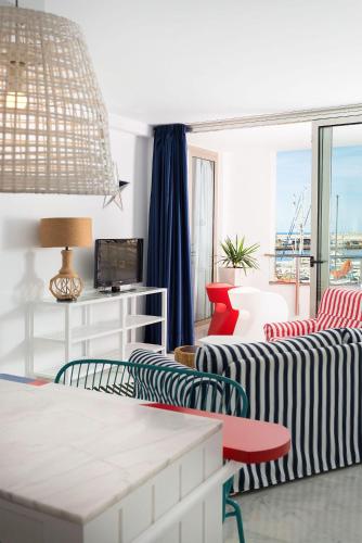 Suite Premium con vistas al mar del hotel Marina Suites. Foto 5