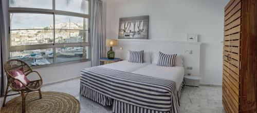 Suite Deluxe con vistas al mar del hotel Marina Suites. Foto 1