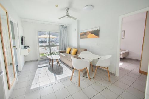 Premier One - Bedroom Apartment with Terrace & Bath Tub (+18) del hotel Servatur Terrazamar Suite and Sun Suite. Foto 2