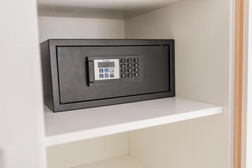 Premier One - Bedroom Apartment with Terrace & Bath Tub (+18) del hotel Servatur Terrazamar Suite and Sun Suite. Foto 4