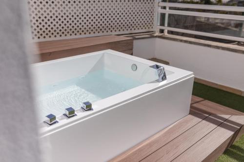 Premier One - Bedroom Apartment with Terrace & Bath Tub (+18) del hotel Servatur Terrazamar Suite and Sun Suite. Foto 10