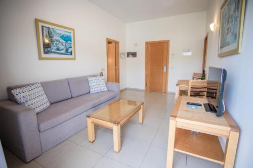 Royal Premier One - Bedroom Apartment with Terrace & Bath Tub (+18) del hotel Servatur Terrazamar Suite and Sun Suite. Foto 3