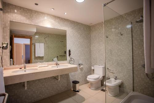 Royal Premier One - Bedroom Apartment with Terrace & Bath Tub (+18) del hotel Servatur Terrazamar Suite and Sun Suite. Foto 9