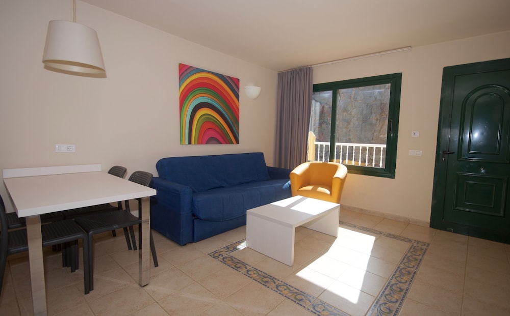 Habitación clásica, balcón, vistas parciales al mar del hotel Natural Park. Foto 1