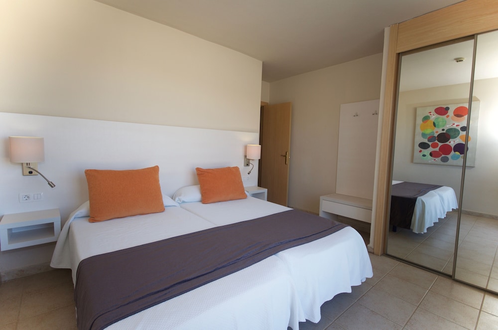 Habitación clásica, balcón, vistas parciales al mar del hotel Natural Park. Foto 4