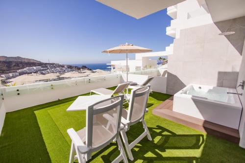 Premium Studio with Outdoor Whirlpool del hotel Servatur Hartaguna - Adults Only. Foto 10