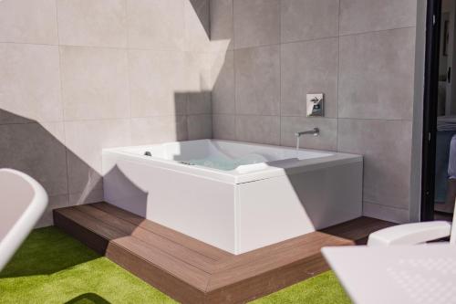 Premium Studio with Outdoor Whirlpool del hotel Servatur Hartaguna - Adults Only. Foto 23