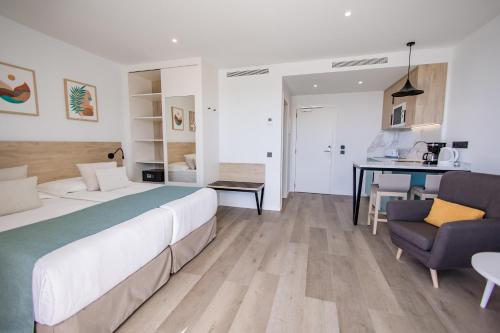 Habitación doble Vista Mar Balcón o Terraza Exterior Premium 2 Camas individuales del hotel Servatur Hartaguna - Adults Only. Foto 2