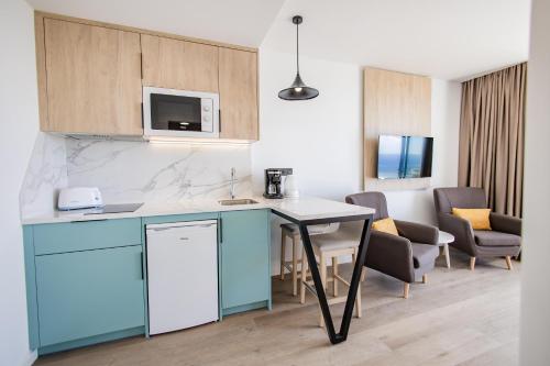 Habitación doble Vista Mar Balcón o Terraza Exterior Premium 2 Camas individuales del hotel Servatur Hartaguna - Adults Only. Foto 4