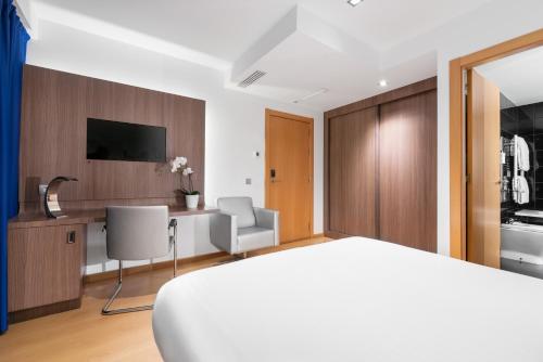 Habitación Doble Estándar - 1 o 2 camas del hotel Eurostars Blue Coruña. Foto 8
