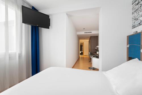 Habitación Doble Estándar - 1 o 2 camas del hotel Eurostars Blue Coruña. Foto 11