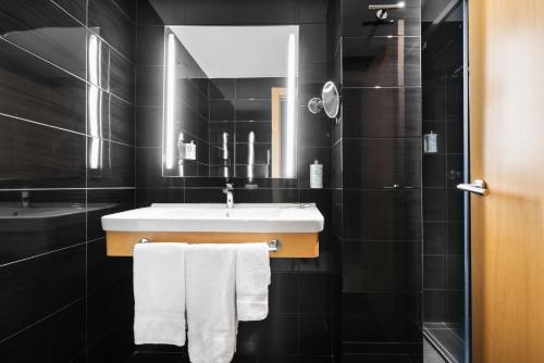 Habitación Doble Estándar - 1 o 2 camas del hotel Eurostars Blue Coruña. Foto 12