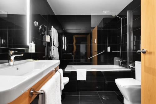 Habitación Doble Estándar - 1 o 2 camas del hotel Eurostars Blue Coruña. Foto 17
