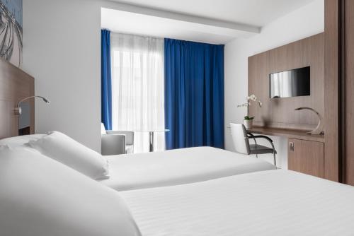 Habitación Doble con cama supletoria - 2 camas del hotel Eurostars Blue Coruña. Foto 3