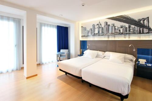 Habitación Doble con cama supletoria - 2 camas del hotel Eurostars Blue Coruña. Foto 5