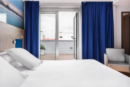 Suite Junior con terraza del hotel Eurostars Blue Coruña