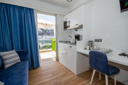 Habitación Doble Superior con balcón y vistas laterales al mar del hotel IG Nachosol Atlantic and Yaizasol by Servatur. Foto 4