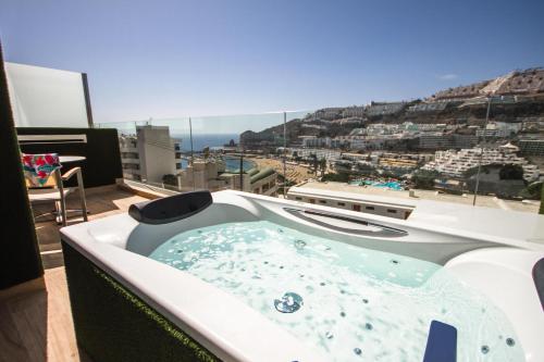 Suite Superior con jacuzzi y balcón con vistas al mar del hotel IG Nachosol Atlantic and Yaizasol by Servatur. Foto 8