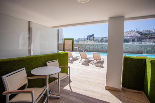Habitación doble Vista Piscina Balcón o Terraza Superior 2 Camas individuales del hotel IG Nachosol Atlantic and Yaizasol by Servatur. Foto 4