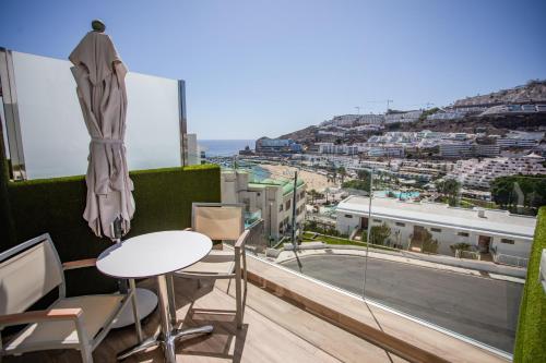 Habitación doble Vista Parcial Mar Balcón o Terraza Superior Vista ciudad Planta Alta 2 Camas individuales kitchenette del hotel IG Nachosol Atlantic and Yaizasol by Servatur. Foto 8
