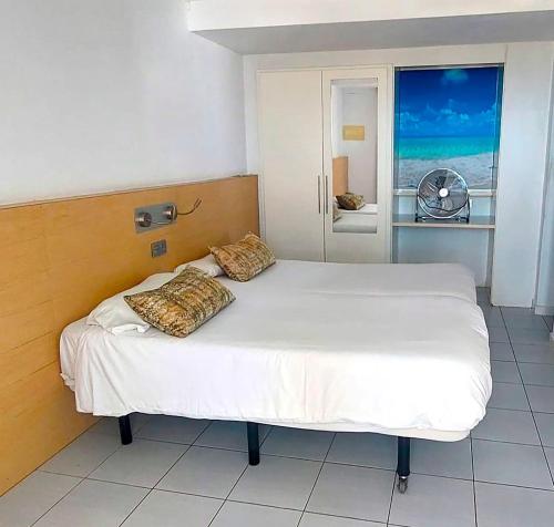 Apartamento Clásico de 1 dormitorio con balcón pequeño y vistas al mar del hotel Servatur Riosol. Foto 1