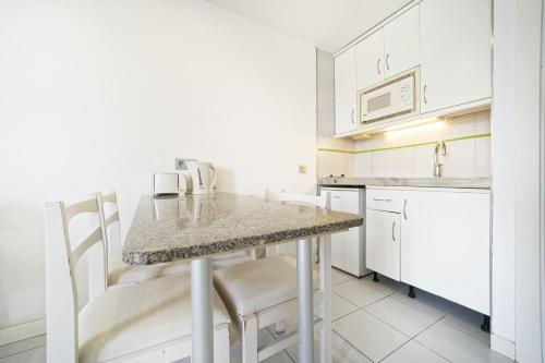 Apartamento Clásico de 1 dormitorio con balcón y vistas al mar del hotel Servatur Riosol. Foto 4