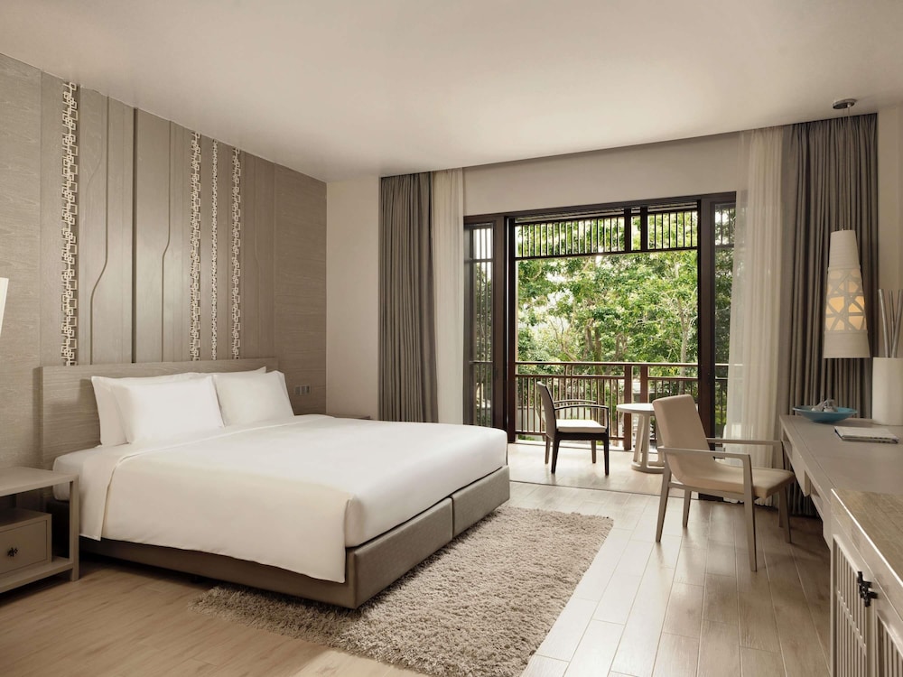 Familiar del hotel Pullman Phuket Arcadia Naithon Beach