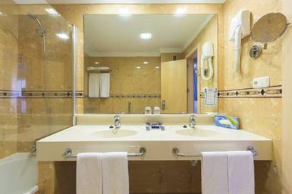 Habitación doble 2 camas del hotel Gloria Palace San Agustin Thalasso and Hotel. Foto 2