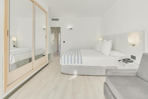 Habitación familiar Vista Jardin Balcón o Terraza Familiar 2 Camas individuales 1 Cama doble del hotel Gloria Palace San Agustin Thalasso and Hotel. Foto 2