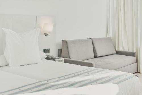 Habitación familiar Vista Jardin Balcón o Terraza Familiar 2 Camas individuales 1 Cama doble del hotel Gloria Palace San Agustin Thalasso and Hotel. Foto 3