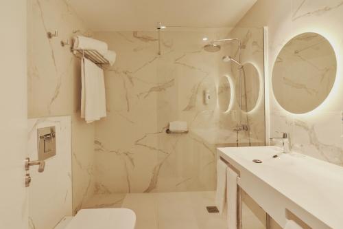 Habitación familiar Vista Jardin Balcón o Terraza Familiar 2 Camas individuales 1 Cama doble del hotel Gloria Palace San Agustin Thalasso and Hotel. Foto 5