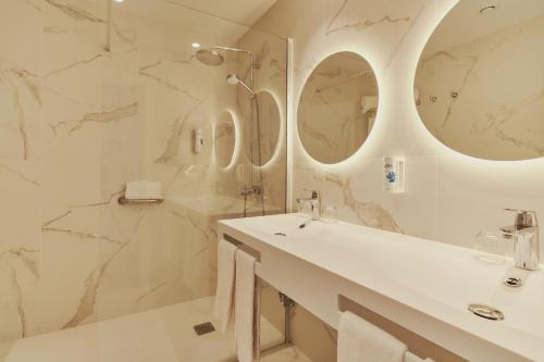 Habitación familiar Vista Jardin Balcón o Terraza Familiar 2 Camas individuales 1 Cama doble del hotel Gloria Palace San Agustin Thalasso and Hotel. Foto 6