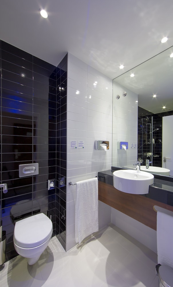 Habitación estándar, 1 cama doble, accesible para personas con discapacidad del hotel Holiday Inn Express Lisbon Avenida Liberdade. Foto 5