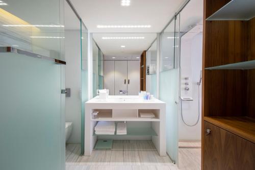 Habitación Doble Deluxe del hotel Epic Sana Lisboa. Foto 4