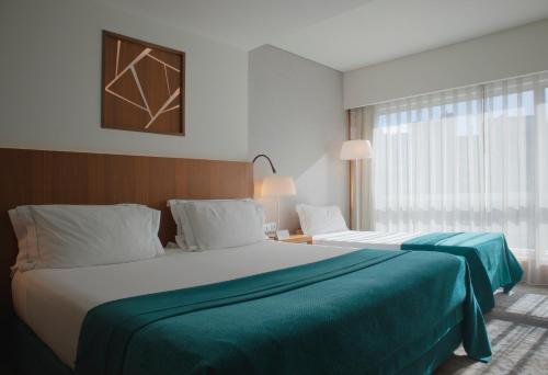 Habitación Doble Deluxe con cama supletoria del hotel Epic Sana Lisboa. Foto 3