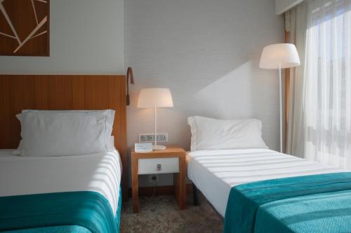 Habitación Doble Deluxe con cama supletoria del hotel Epic Sana Lisboa. Foto 4