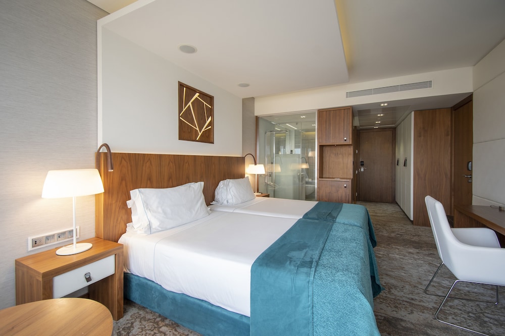 Habitación Deluxe con 2 camas individuales del hotel Epic Sana Lisboa. Foto 1