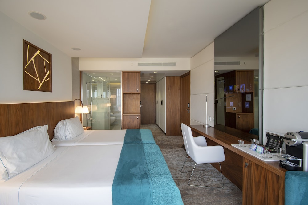 Habitación Deluxe con 2 camas individuales del hotel Epic Sana Lisboa. Foto 2