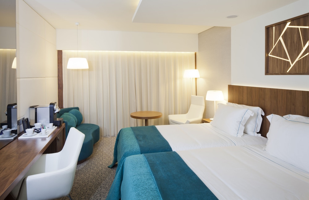 Habitación Deluxe con 2 camas individuales del hotel Epic Sana Lisboa. Foto 3