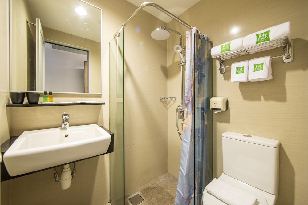 Habitación Estándar con 1 cama doble del hotel Ibis Styles Singapore Albert. Foto 3