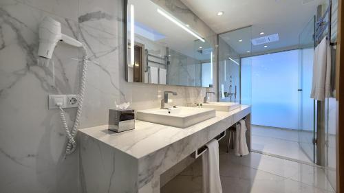 Suite con vistas al mar del hotel Bull Costa Canaria and Spa - Adults Only. Foto 2