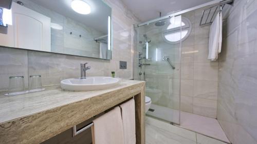 Suite con vistas a la piscina del hotel Bull Costa Canaria and Spa - Adults Only. Foto 3