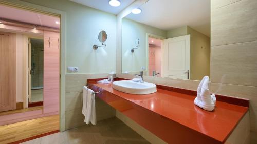 Habitación Doble con balcón y vistas al mar del hotel Bull Costa Canaria and Spa - Adults Only. Foto 1