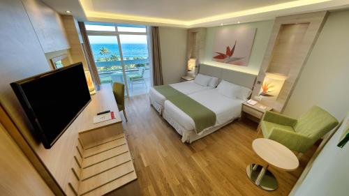 Habitación Doble con vistas al mar - 2 camas del hotel Bull Costa Canaria and Spa - Adults Only. Foto 6
