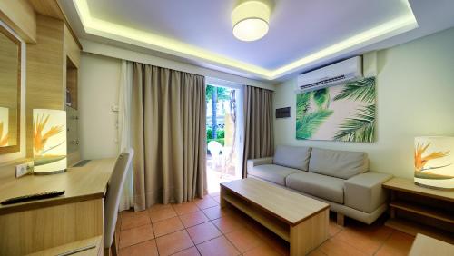 Suite con vistas a la piscina del hotel Bull Costa Canaria and Spa - Adults Only. Foto 1