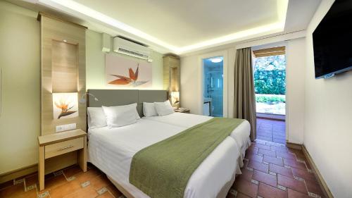 Suite con vistas a la piscina del hotel Bull Costa Canaria and Spa - Adults Only. Foto 2