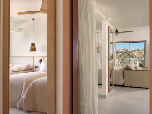 Habitación doble Vista Montaña Balcón o Terraza Comunicada 2 habitaciones Vista ciudad Premium 2 Camas individuales 1 Cama super king del hotel Paradisus by Meliá Gran Canaria. Foto 2