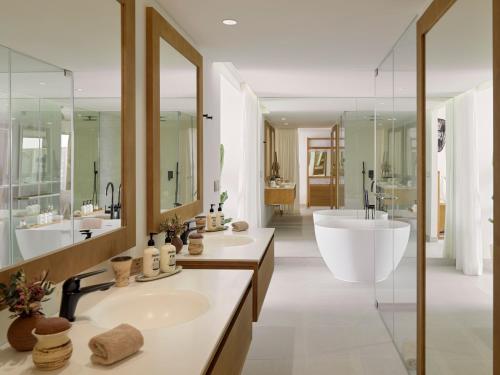 Habitación doble Balcón o Terraza Atico Premium Vista Mar Frontal Solo Adultos del hotel Paradisus by Meliá Gran Canaria. Foto 9