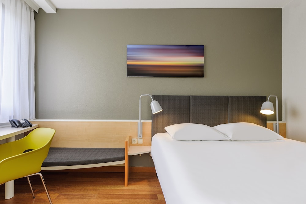 Habitación con 1 cama doble (160 x 200 cm), nuevo concepto de descanso del hotel Ibis Frankfurt Messe West. Foto 2